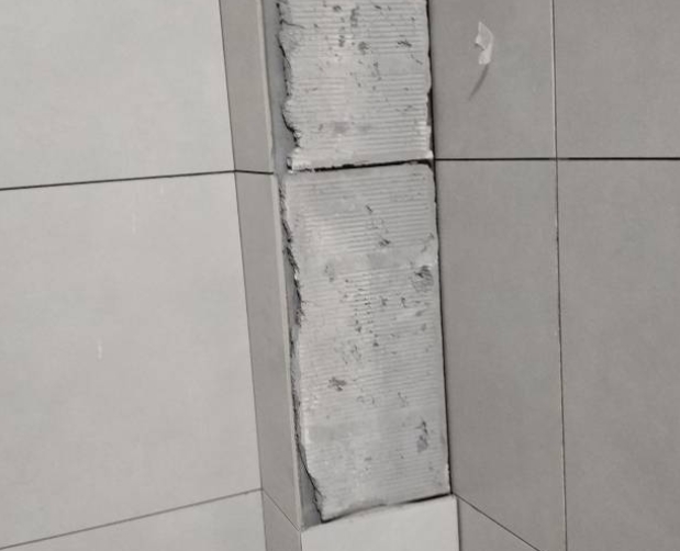 本溪瓷砖空鼓维修公司分享下瓷砖施工前基层浇水润湿程度不足，可能导致以下问题